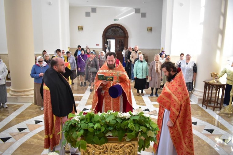 Праздник верующие встретили молитвой