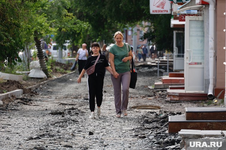 Старый слой тротуаров срезают, чтобы поменять на новый