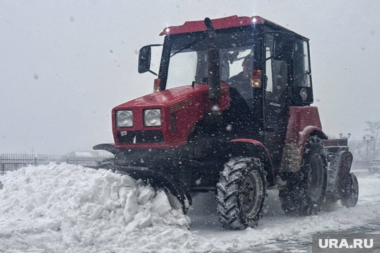 К уборке снежных завалов курганские дорожные службы приступили еще до окончания метели