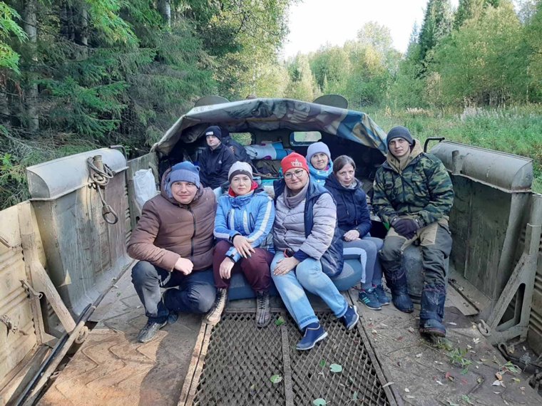 Анна Батагова (в центре) ранее сама выезжала в труднодоступный поселок