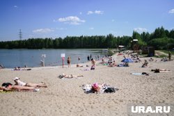 Люди отдыхали, когда молния ударила прямо по пляжу