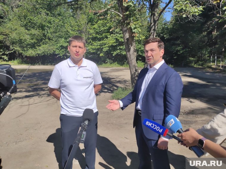 Лошкин (справа) совершил объезд по спортивным объектам Челябинска 