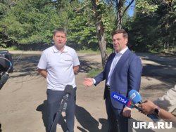 Лошкин (справа) совершил объезд по спортивным объектам Челябинска