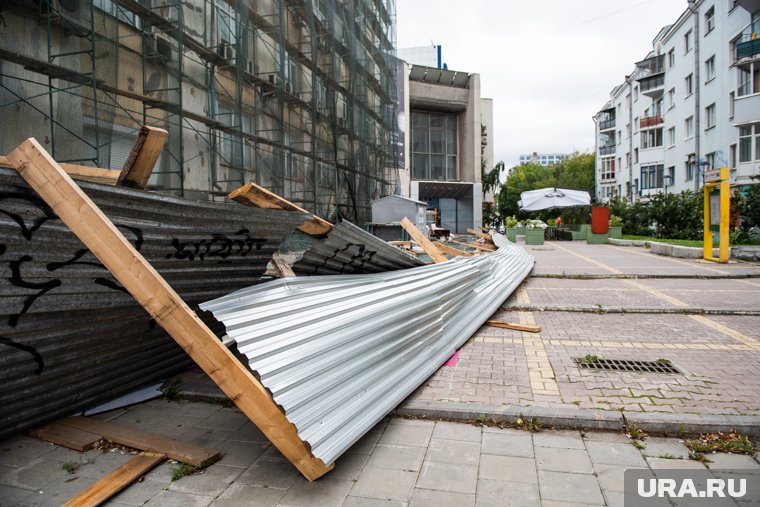 В Нижневартовске  порывами ветра снесло забор на рынке