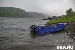 В ЯНАО моторная лодка «Амур» застряла на берегу из-за уснувшего водителя