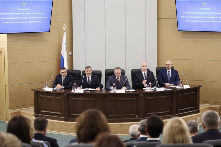 Собравшиеся на совещание поздравили нового председателя