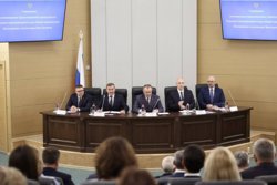 Собравшиеся на совещание поздравили нового председателя