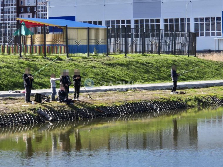Дети приходят в новый парк Заозерного с удочками и снастями