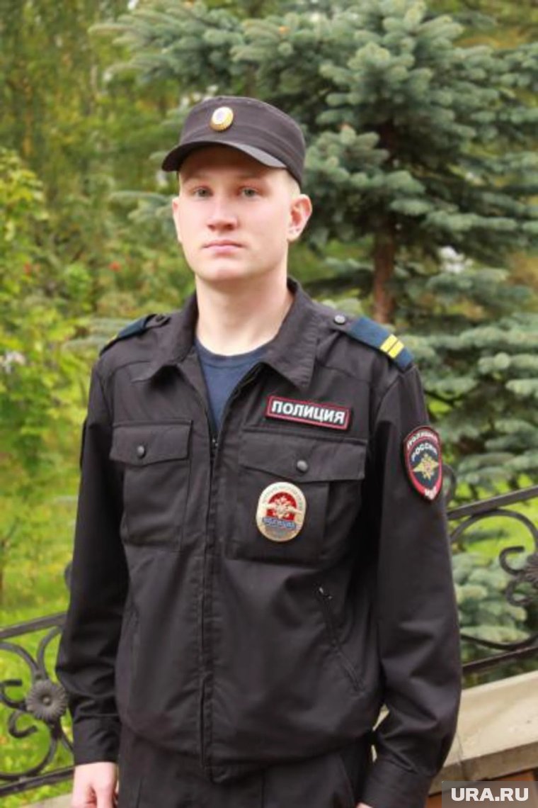 Полицейский осторожно приблизился к 21-летнему мужчине и перехватил его