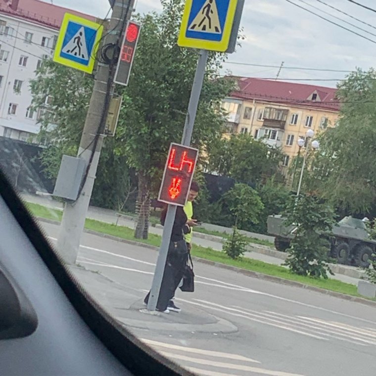 Перевернутый светофор на перекрестке Маркса-Пролетарская