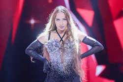 Анна играет с огнем