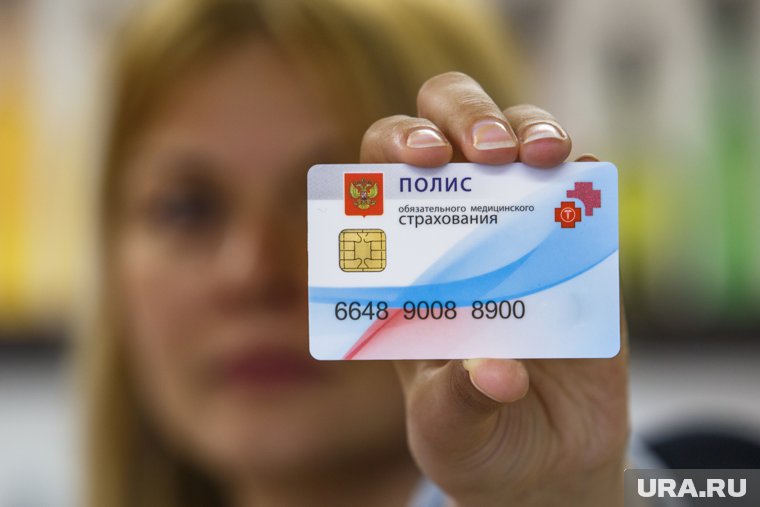 Мигранты имеют право получить полис ОМС, если официально работают в РФ