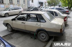 Машины часто бросают на проезжей части, во дворах дома