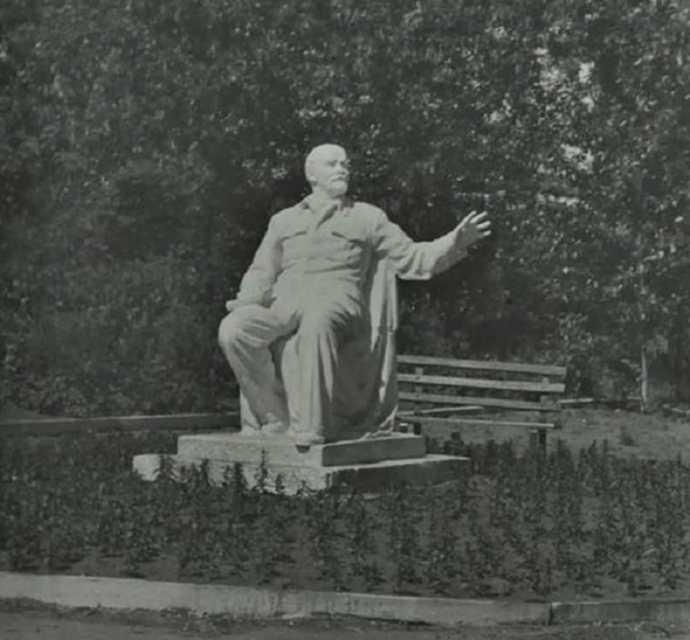 Памятник Ленину у завода «Кургансельмаш»