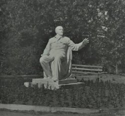 Памятник Ленину у завода «Кургансельмаш»