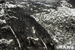 Сотни туристов еще остаются запертыми на склоне горы