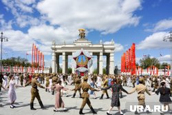 Две сотни пар студентов закружились в танце в рамках патриотической акции «Вальс Победы»