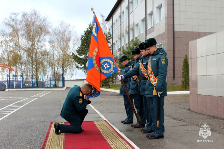 Полковник Орлов простился с боевым знаменем тульского центра