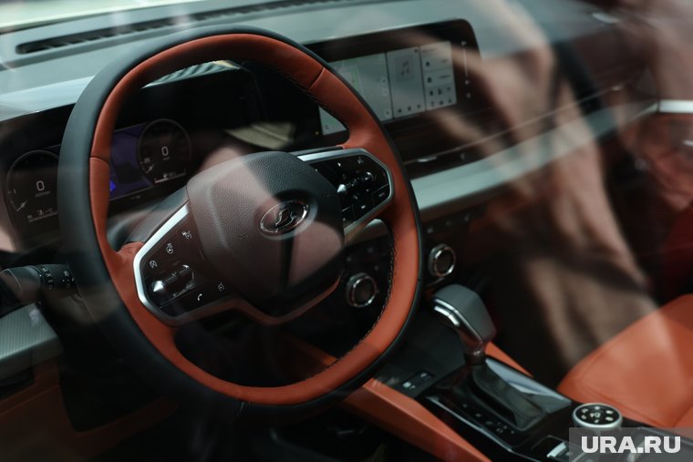 Денис Мантуров на своем примере оценил удобство салона новой Lada Azimut