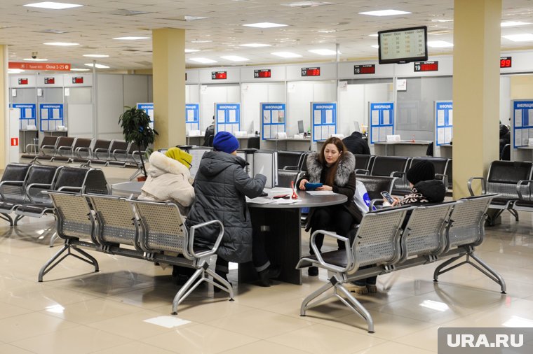 За получением социальной карты можно обратиться в МФЦ, отдела соцзащиты или банки
