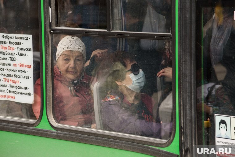 По словам жителей, обычно на рейсе ездит три автобуса, однако сейчас нет ни одного