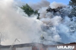 Огнем охвачена кровля здания