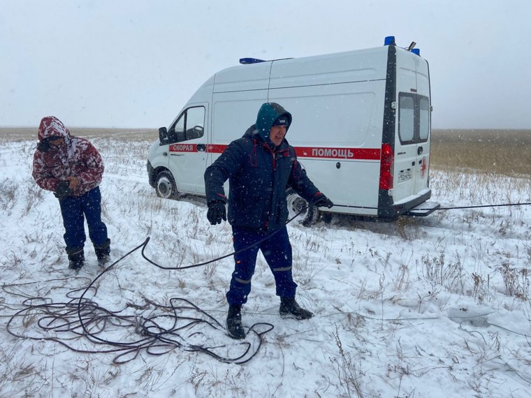 Рыбакам оказали помощь медики