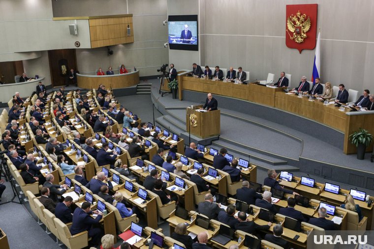 Согласно законопроекту, лиц, уехавших за границу, будут привлекать к административной ответственности за дискредитацию ВС РФ