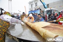 Переворачивание гигантского блина всегда привлекает массу зрителей