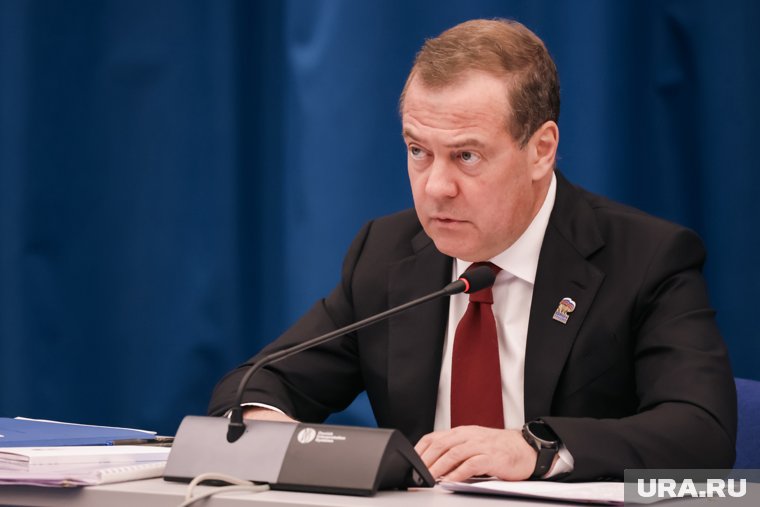 Медведев отметил, что Украине придется расплачиваться за помощь США своими ресурсами