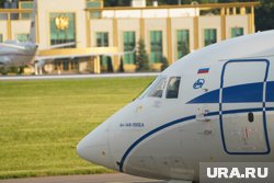 Пассажиры не могут покинуть самолет из-за транспортного коллапса в аэропорту