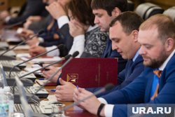 Дмитрий Великий (в центре) обсудит с юристами претензии к федеральным СМИ