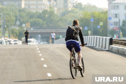 Подросток ехал по краю дороги, но внезапно выскочил на проезжую часть