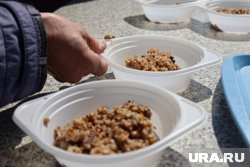 По данным корреспондента URA.RU, в ней стоят примерно 150 человек