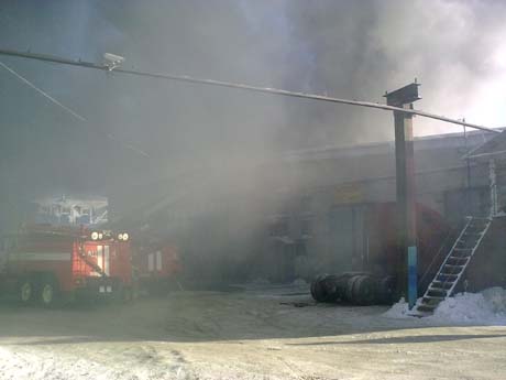 Крупный пожар в автомастерской в Перми. Огнем уничтожена 1 тыс. квадратных метров кровли