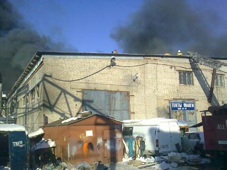 Крупный пожар в автомастерской в Перми. Огнем уничтожена 1 тыс. квадратных метров кровли