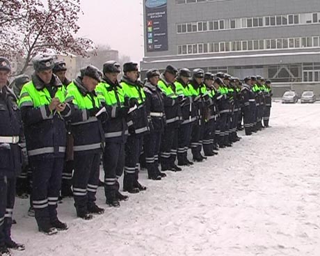 ГИБДД Екатеринбурга сегодня весь день удивляет горожан: сначала сверкающий парад, а затем – сопровождение уборщиков к месту работы