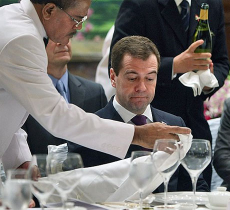 Дмитрий Медведев может стать владельцем ресторана в Сингапуре. Президент заполнил уже все бумаги. Ответ придет через неделю