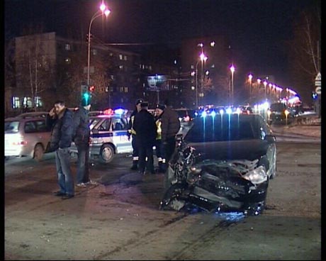 В Екатеринбурге на одной из улиц было парализовано движение. Постарались нетрезвый гонщик и упрямые водители иномарок 