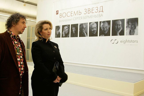 Нелегкие, но гламурные будни. Светлана Медведева встретилась с первой леди Абхазии и посетила выставку старого знакомого - портретиста Шерон Стоун и Владимира Путина 