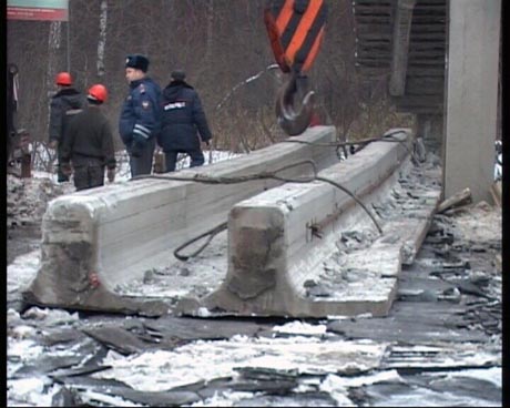 В Екатеринбурге самосвал снес мост! Водитель отделался штрафом в 1 тыс. рублей 