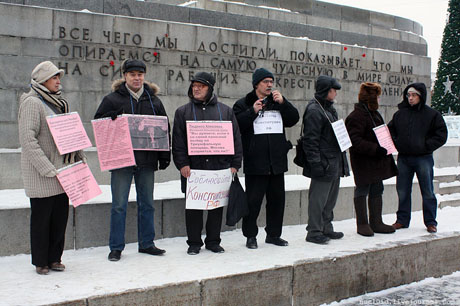 На пикет в защиту Конституции РФ в Екатеринбурге пришел представитель УГМК в маске (!) 