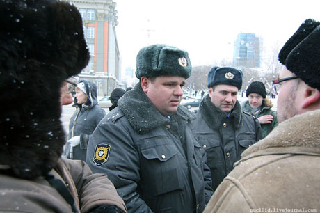 На пикет в защиту Конституции РФ в Екатеринбурге пришел представитель УГМК в маске (!) 