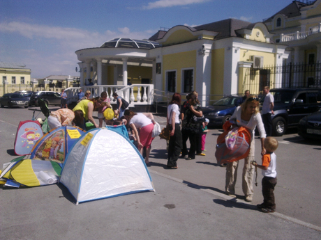 В Екатеринбурге продолжаются «детские» пикеты. Матери митинговали у полпредства, а на следующей неделе  пойдут к приемной «Единой России»