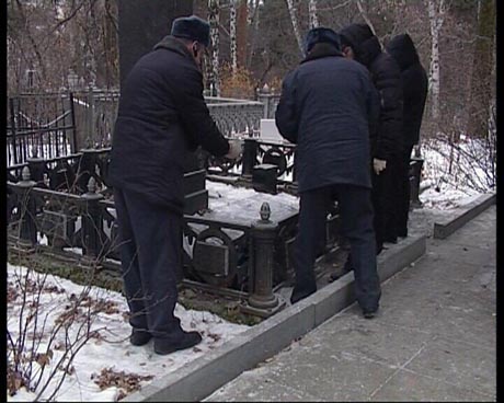 В Екатеринбурге на могиле знаменитого уральца найдены тела двух мужчин. Обстоятельства смерти покрыты мраком, за дело взялись следователи 