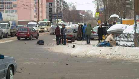 В Екатеринбурге иномарка вылетела на тротуар, протаранив группу пешеходов: один человек скончался на месте, у двоих – страшные переломы