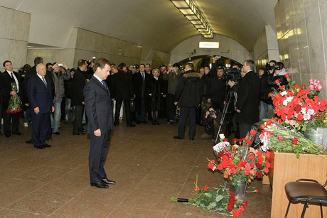 Медведев спустился в подземку, почтить память погибших. «Мы их найдем и всех уничтожим. Дотла»