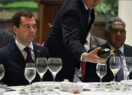 Дмитрий Медведев может стать владельцем ресторана в Сингапуре. Президент заполнил уже все бумаги. Ответ придет через неделю