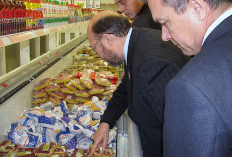 Курганская элита организовала коллективный поход в супермаркет. Во главе – Марат Исламов. «Смотрите, какое дешевое шампанское!» 