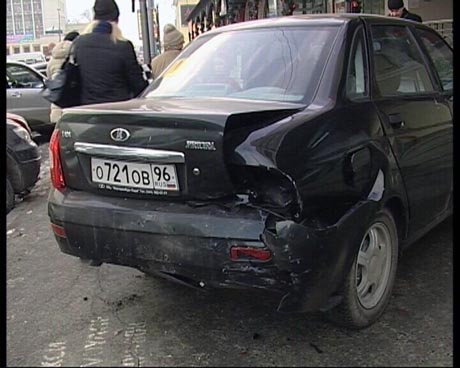 Чего только не бывает! В Екатеринбурге автоледи занесло на ровном месте. В результате дама «вытолкала» на крыльцо «Мытного двора» «Ладу Приору» 